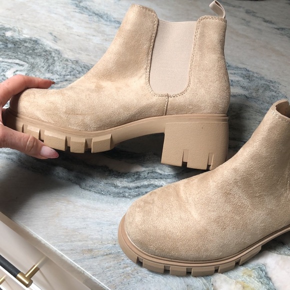 Soda like new lug sole ankle boot suede like wheat color boot pull on 9 - Picture 2 of 7